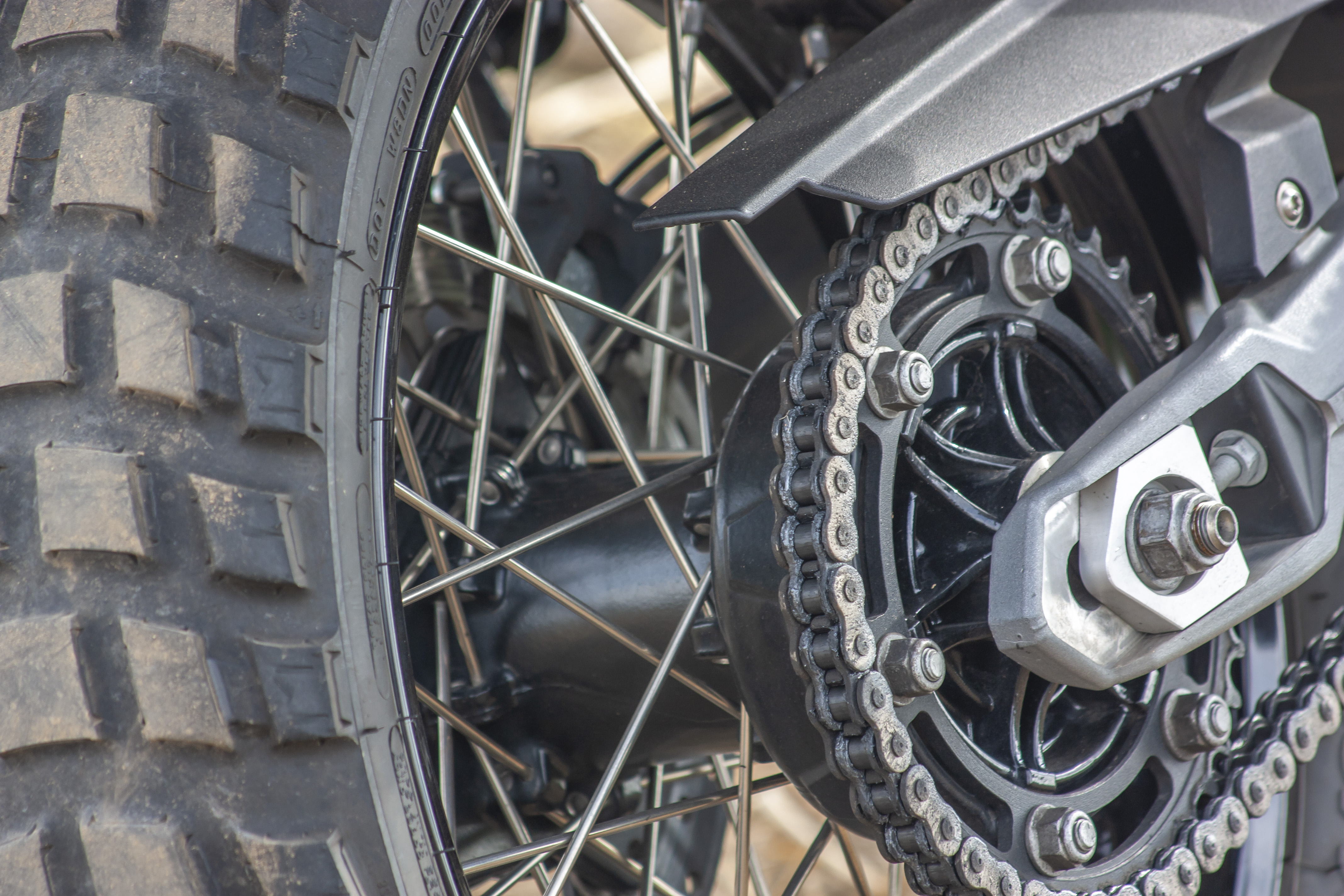 Detail zadního kola a řetězu motorky Dolu Kolama
